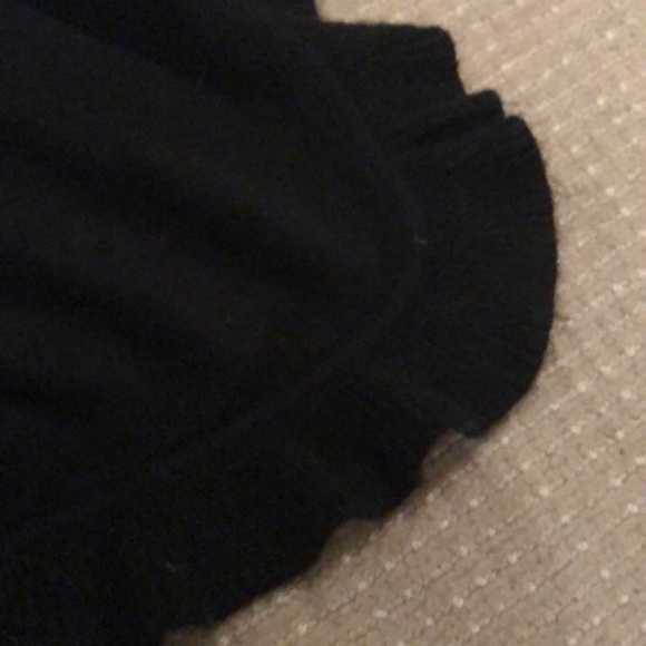 Black knit wrap with ruffle edging - Picture 2 of 2